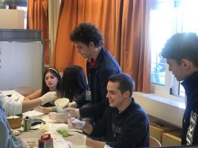 Učenici se zabavljaju u procesu pripreme hrane