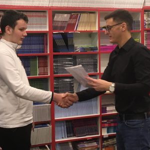 Učenik se rukuje sa profesorom prilikom dodele diploma