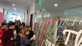 Predavač i đaci ispred učionice se druže